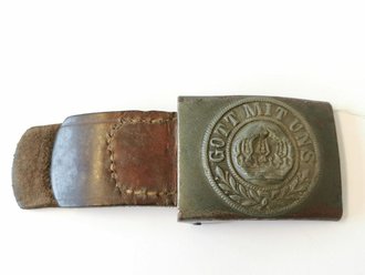 Preußen 1. Weltkrieg, Koppelschloss für Mannschaften ais feldgrau lackiertem Eisen an Lederzunge, diese gestempelt 1915