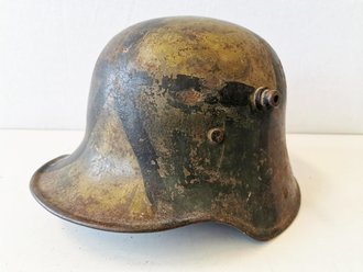 1. Weltkrieg, Stahlhelm mit originaler Tarnbemalung . Ungereinigtes Stück, eine Niete fehlt