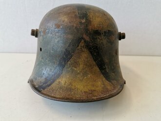 1. Weltkrieg, Stahlhelm mit originaler Tarnbemalung ....