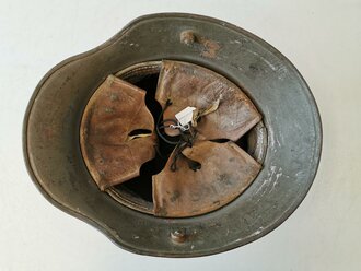 1. Weltkrieg, Stahlhelm mit originaler Tarnbemalung . Ungereinigtes Stück, eine Niete fehlt