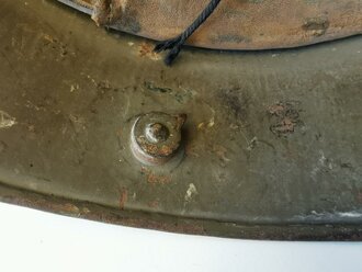 1. Weltkrieg, Stahlhelm mit originaler Tarnbemalung . Ungereinigtes Stück, eine Niete fehlt