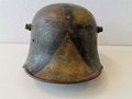 1. Weltkrieg, Stahlhelm mit originaler Tarnbemalung . Ungereinigtes Stück, eine Niete fehlt