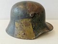 1. Weltkrieg, Stahlhelm mit originaler Tarnbemalung . Ungereinigtes Stück, eine Niete fehlt