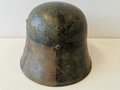 1. Weltkrieg, Stahlhelm mit originaler Tarnbemalung . Ungereinigtes Stück, eine Niete fehlt