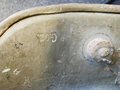 1. Weltkrieg, Stahlhelm mit originaler Tarnbemalung . Ungereinigtes Stück, eine Niete fehlt