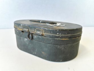 Transportkasten aus Blech Wehrmacht. Originallack, ich glaube zu wissen das es sich hierbei um Feldküchenzubehör handelt. Breite 21cm