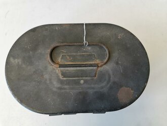 Transportkasten aus Blech Wehrmacht. Originallack, ich glaube zu wissen das es sich hierbei um Feldküchenzubehör handelt. Breite 21cm