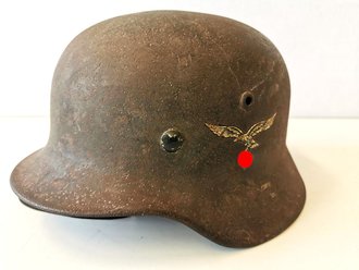 Luftwaffe, Stahlhelm Modell 1935 mit beiden Abzeichen....