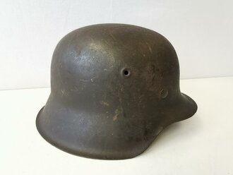 Luftwaffe, Stahlhelm M42, Grüner  Originallack, wohl für Felddivision. Die Umrisse des Adlers deutlich sichtbar, der Adler selbst ist vergangen. Innenfutter  original zugehörig