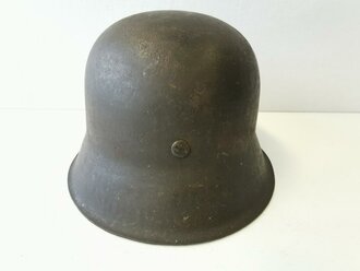 Luftwaffe, Stahlhelm M42, Grüner  Originallack, wohl für Felddivision. Die Umrisse des Adlers deutlich sichtbar, der Adler selbst ist vergangen. Innenfutter  original zugehörig