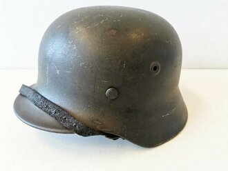 Heer, Stahlhelm Modell 1940. Original lackiertes Stück, das gefettete Innenfutter und Kinnriemen zugehörig, der Helm hatte nie ein Abzeichen