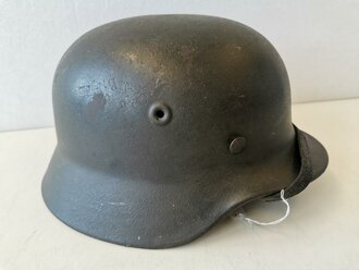 Heer, Stahlhelm Modell 1940. Original lackiertes Stück, das gefettete Innenfutter und Kinnriemen zugehörig, der Helm hatte nie ein Abzeichen