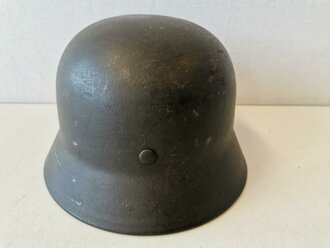 Heer, Stahlhelm Modell 1940. Original lackiertes Stück, das gefettete Innenfutter und Kinnriemen zugehörig, der Helm hatte nie ein Abzeichen