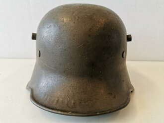 1.Weltkrieg Stahlhelm Modell 1918, original lackiert, Innenfutter und Kinnriemen original zugehörig.