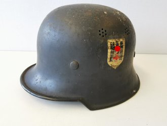 Deutsches Rotes Kreuz III.Reich, original lackierter Stahlhelm, das Abzeichen oberflächlich berieben