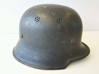 Deutsches Rotes Kreuz III.Reich, original lackierter Stahlhelm, das Abzeichen oberflächlich berieben