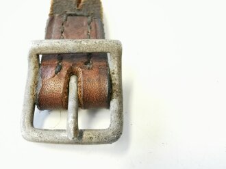 Kurzer Teil eines Stahlhelm Kinnriemen Wehrmacht . Gebrauchtes Stück, Aluminiumschließe