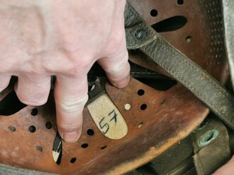 Bundeswehr , Stahlhelm alter Art für Fallschirmtruppen