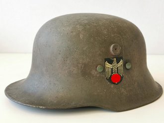 Stahlhelm für eine Kinderuniform, Originallack mit beiden Abzeichen in gutem Zustand