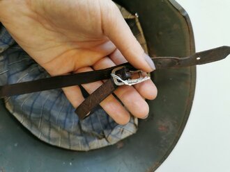 Stahlhelm für eine Kinderuniform, Originallack mit beiden Abzeichen in gutem Zustand