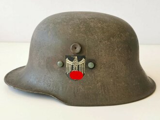 Stahlhelm für eine Kinderuniform, Originallack mit beiden Abzeichen in gutem Zustand