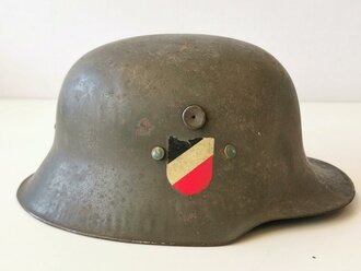 Stahlhelm für eine Kinderuniform, Originallack mit beiden Abzeichen in gutem Zustand