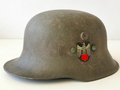 Stahlhelm für eine Kinderuniform, Originallack mit beiden Abzeichen in gutem Zustand