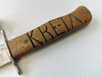 Luftwaffe Kampfmesser mit Abnahme, der Träger hat seinen Initialen sowie "Kreta" in den Griff verewigt. Getragenes Stück mit Geschichte