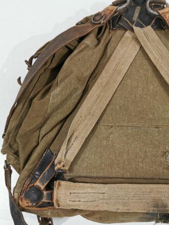 Rucksack für Gebirgstruppen mit Innenliegendem Metallrahmen, stark getragenes Stück mit Reichsbetriebsnummer