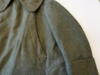 Heer, schwerer Wintermantel in gutem Zustand, auf dem Rücken "PW" für Prisoner of war