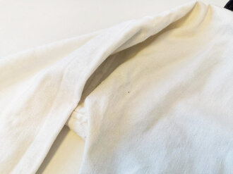Kriegsmarine weißes Hemd für Mannschaften, getragenes Kammerstück datiert 1938, Schulterbreite 54 cm, Armlänge 50 cm