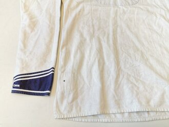 Kriegsmarine weißes Hemd für Mannschaften, getragenes Kammerstück datiert 1938, Schulterbreite 54 cm, Armlänge 50 cm