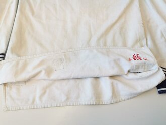 Kriegsmarine weißes Hemd für Mannschaften, getragenes Kammerstück datiert 1938, Schulterbreite 54 cm, Armlänge 50 cm