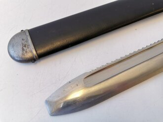 Deutsches Rotes Kreuz Hauer für Mannschaften. Späte Fertigung aus versilbertem Zink, die Scheide gereinigt und überlackiert, saubere Klinge