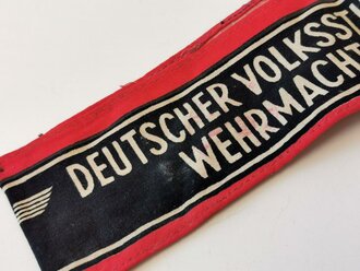 Armbinde "Deutscher Volkssturm" Guter Zustand, an den Ecken jeweils ein Loch durch Befestigung in einem Schaukasten