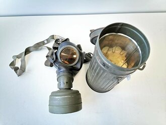 Gasmaske mit Zubehör in Dose M38. Zusammengehöriges Set des Uffz.Stoll, datiert