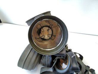 Gasmaske mit Zubehör in Dose M38. Zusammengehöriges Set des Uffz.Stoll, datiert