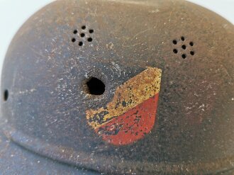 Stahlhelm Deutsch 2.Weltkrieg. Tiefdunkelblau oder schwarzer Originallack, diverse Splitterschäden