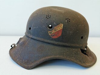 Stahlhelm Deutsch 2.Weltkrieg. Tiefdunkelblau oder schwarzer Originallack, diverse Splitterschäden