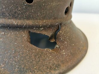 Stahlhelm Deutsch 2.Weltkrieg. Tiefdunkelblau oder schwarzer Originallack, diverse Splitterschäden