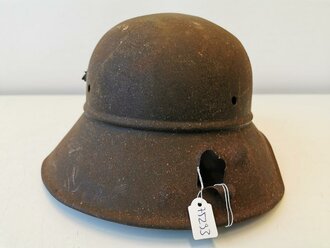 Stahlhelm Deutsch 2.Weltkrieg. Tiefdunkelblau oder schwarzer Originallack, diverse Splitterschäden