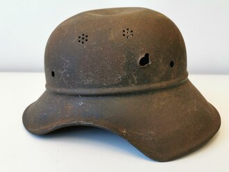 Stahlhelm Deutsch 2.Weltkrieg. Tiefdunkelblau oder schwarzer Originallack, diverse Splitterschäden