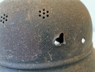 Stahlhelm Deutsch 2.Weltkrieg. Tiefdunkelblau oder schwarzer Originallack, diverse Splitterschäden