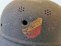 Stahlhelm Deutsch 2.Weltkrieg. Tiefdunkelblau oder schwarzer Originallack, diverse Splitterschäden