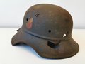 Stahlhelm Deutsch 2.Weltkrieg. Tiefdunkelblau oder schwarzer Originallack, diverse Splitterschäden