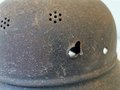 Stahlhelm Deutsch 2.Weltkrieg. Tiefdunkelblau oder schwarzer Originallack, diverse Splitterschäden