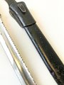 Kaiserreich, kurzes Seitengewehr M1898 ( KS98 ) wuchtiges Eigentumstück mit Sägerücken, Hersteller Eickhorn. Vor längerer Zeit gereinigtes Stück, die Scheide alt überlackiert.
