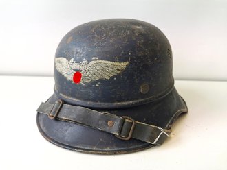 Luftschutz Stahlhelm, Originallack, der linke Teil des Abzeichens zerkratzt