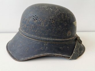 Luftschutz Stahlhelm, Originallack, der linke Teil des Abzeichens zerkratzt