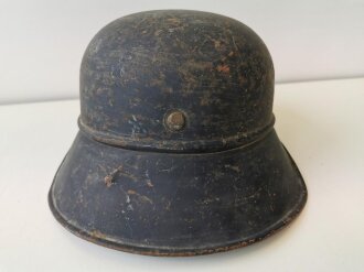 Luftschutz Stahlhelm, Originallack, der linke Teil des Abzeichens zerkratzt